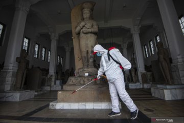 Semprotkan disinfektan di Museum Nasional