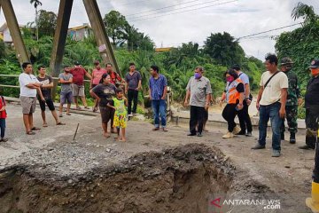 Sungai Belawan meluap, Jembatan Merah Tuntungan Deliserdang longsor