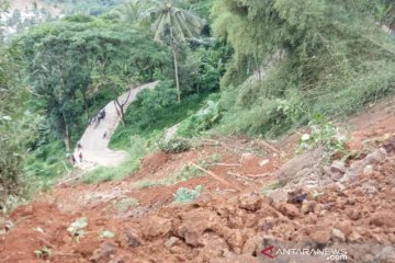 Jalan penghubung kecamatan di Cianjur terputus akibat longsor