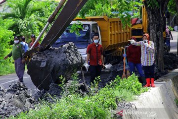 Pemkot Surabaya intensifkan pengerukan drainase antisipasi banjir