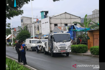 Dishub Jakarta Barat derek tujuh kendaraan di Pesakih