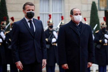 Presiden Prancis Emmanuel Macron positif COVID-19