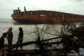 Sebuah kapal tongkang batubara terdampar di perairan Tegal