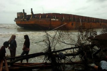 Kapal tongkang terdampar