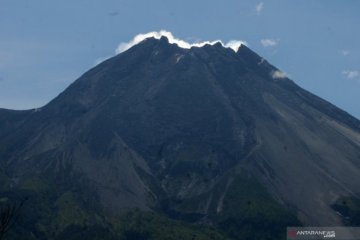 Gunung Merapi mengeluarkan guguran material sejauh 200 meter