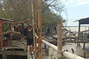 Sembilan rumah di Demak roboh dan puluhan rusak akibat diterjang ombak