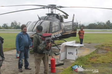 KPU Yalimo distribusi logistik dengan pesawat dan helikopter