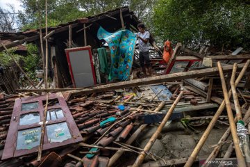 Dampak gelombang tinggi di pesisir Demak