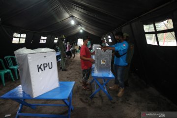 Persiapan TPS di tempat pengungsian Merapi