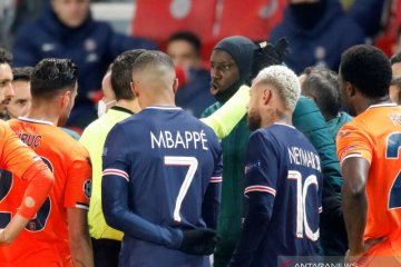 Laga PSG vs Basaksehir akan dilanjutkan dengan pergantian ofisial