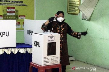 Pilkada Surabaya, Wali Kota Risma 20 detik di bilik suara