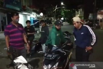 Polisi bubarkan balap liar di Duren Sawit dengan letusan tembakan