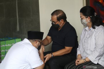 Sungkem putra Pramono Anung sebelum pencoblosan