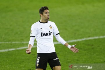 Bek Valencia asal Brazil Gabriel Paulista ingin bela Spanyol di EURO