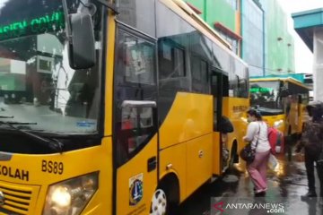 141 pasien COVID-19 Jakarta dievakuasi dengan bus sekolah