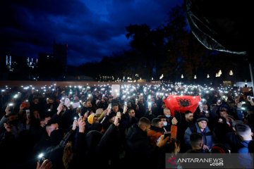 Protes atas penembakan pelanggar aturan jam malam di Albania