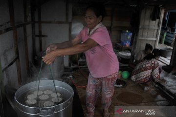 Perajin kemplang panggang khas Pemulutan