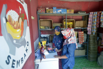 Membantu sesama dengan berbelanja di warung saat pandemi