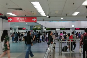 Ratusan warga Hong Kong padati pos perbatasan Shenzhen