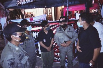 Satpol-PP Denpasar bubarkan kerumunan warga langgar prokes