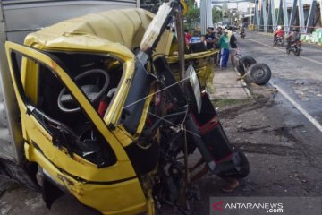 Kecelakaan Mobil Box