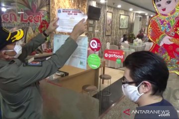 Satpol PP DKI segel restoran yang gelar pernikahan di Kelapa Gading