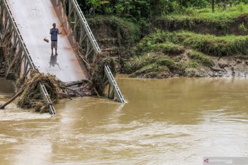 Jembatan penghubung antara desa di Aceh Utara putus diterjang banjir