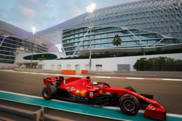 Vettel pamit dari Ferrari dengan lagu dan trofi