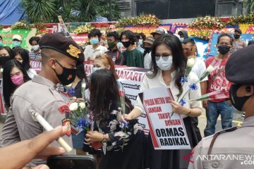 Dukung Polda Metro Jaya, puluhan perempuan gelar aksi bagikan bunga