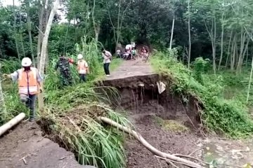 Badan jalan menuju penyeberangan Sungai Brantas di Tulungagung longsor