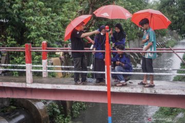 Pemasangan alat deteksi dini bahaya banjir