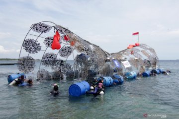 Penenggelaman instalasi seni terumbu karang