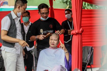 Kader PDIP Surabaya cukur massal rayakan kemenangan Eri-Armuji