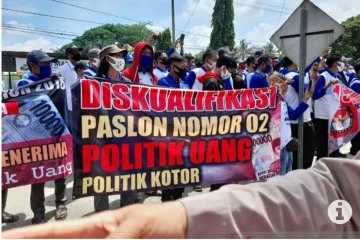 Puluhan orang tuntut KPU Lampung Tengah diskualifikasi Musa-Dito