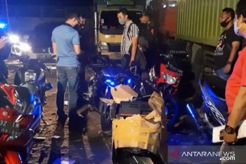 Puluhan sepeda motor "bodong" disita polisi dari gudang di Pulogadung