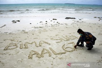 Taruna AAL bersihkan Pantai Pasir Panjang Tual