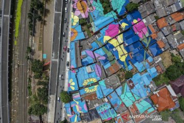 Warna-warni atap rumah di dekat flyover tapal kuda Lenteng Agung