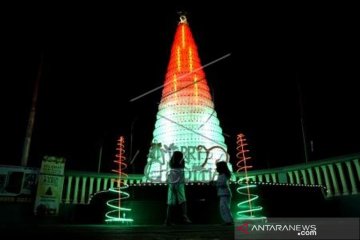 Pohon natal dari botol plastik bekas