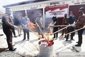 Kejari Gunung Mas Kalteng memusnahkan ratusan lembar uang palsu