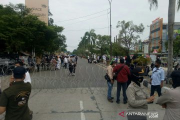 Polisi blokade jalan halau pendukung rizieq shihab di Palembang