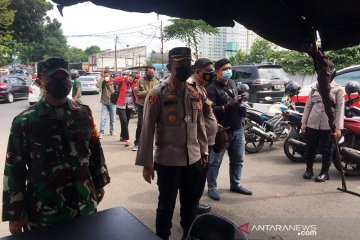 Polrestro Jaksel perketat warga masuk Jakarta di Pasar Jumat