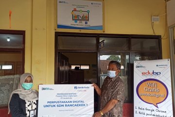 Jamkrindo serahkan bantuan perpustakaan digital