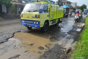 Jalan raya di jalur Kudus - Purwodadi rusak dan berlubang