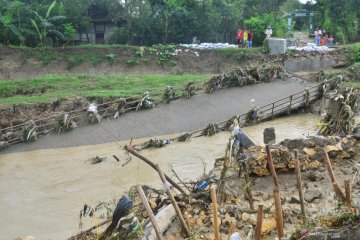 Jembatan roboh diterjang arus sungai