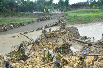 Jembatan di Kabupaten Grobogan ambrol diterjang arus sungai