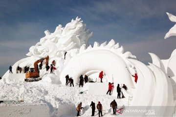 Melihat proses pembuatan patung di Pameran Seni Pahatan Salju Internasional