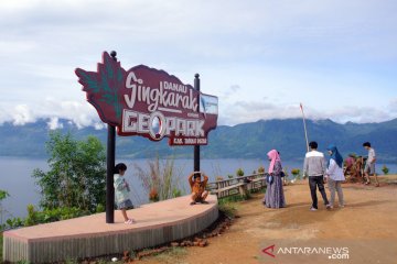 Menikmati panorama Danau Singkarak dari puncak Aur Sarumpun