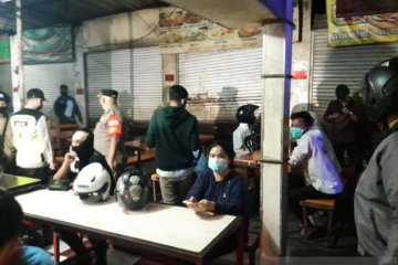 Pemburu COVID-19 intensifkan tes cepat pedagang di Pasar Kramat Jati