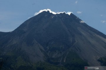 Suara guguran terdengar lima kali dari Gunung Merapi