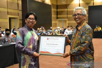 KBRI dan AOMI beri penghargaan Menteri Wilayah Persekutuan Malaysia